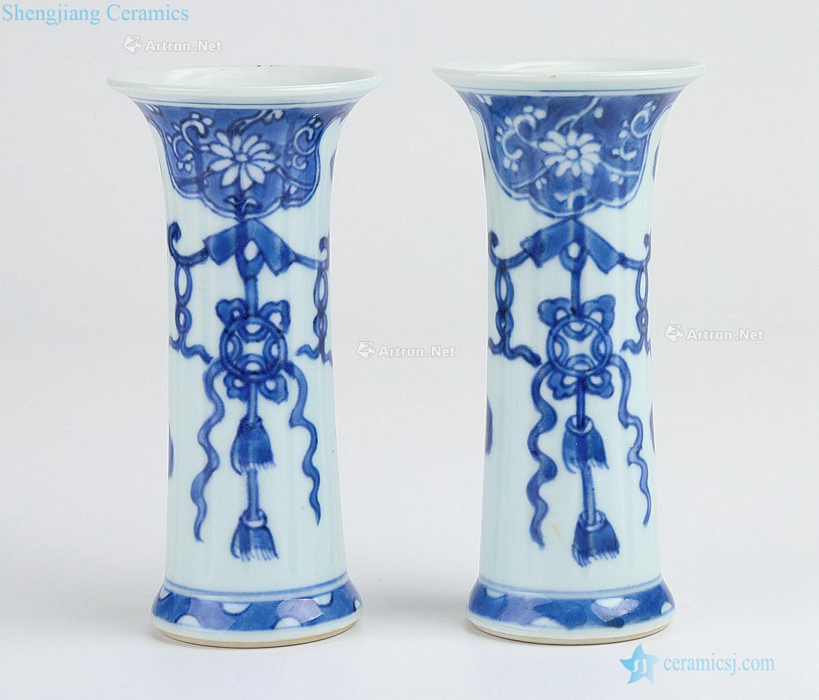 Qing dynasty blue and white flower vase with (a)