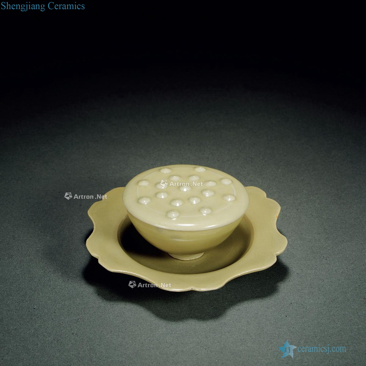 The southern song dynasty, longquan celadon glaze huang lotus seed cup