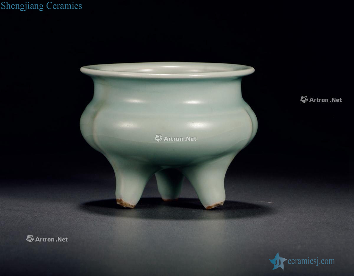 The southern song dynasty, longquan celadon powder blue glaze by furnace