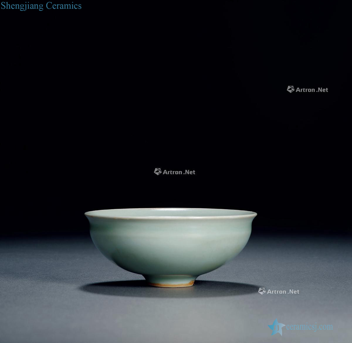 The southern song dynasty, longquan celadon powder blue glaze mouth light beam