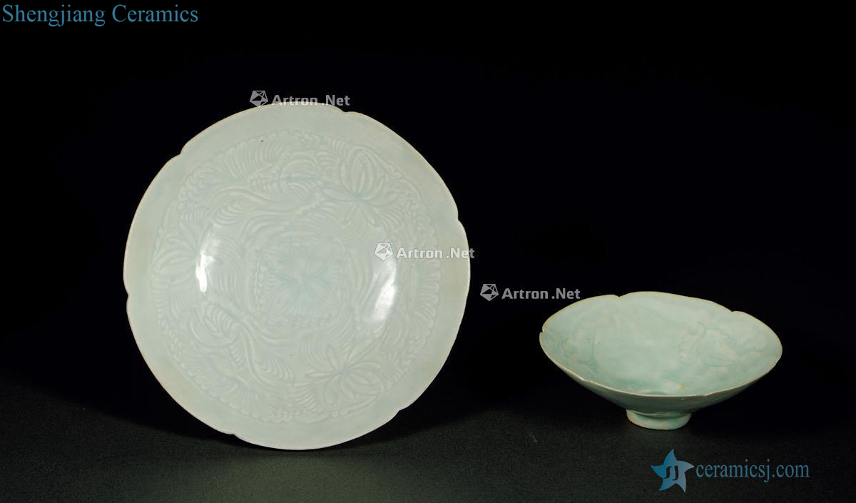 Song left kiln carved lotus pond, qing boring bowl and flower lamp mouth (a set of two)
