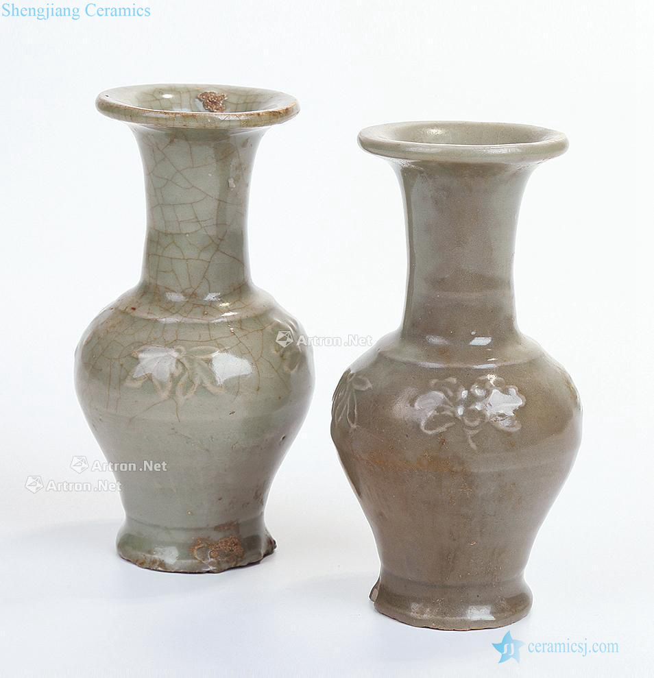 The southern song dynasty Longquan celadon carved vase (a)