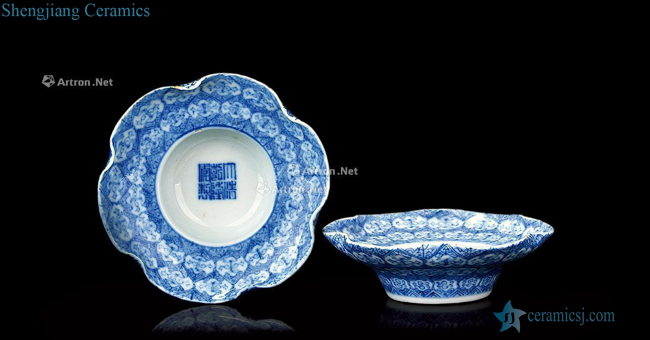 qing Blue and white flower lamp mouth holds (a)