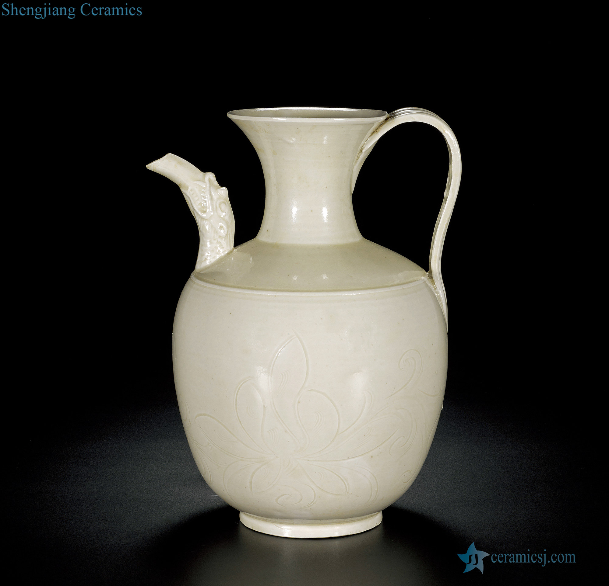 At the end of the yuan Ming Kiln white glazed carved lotus grain dragon mouth big ewer