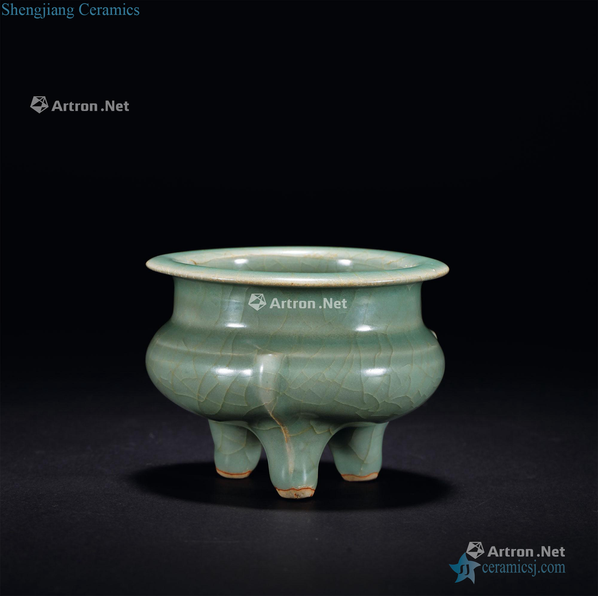 Ming Longquan celadon green glaze three feet by furnace