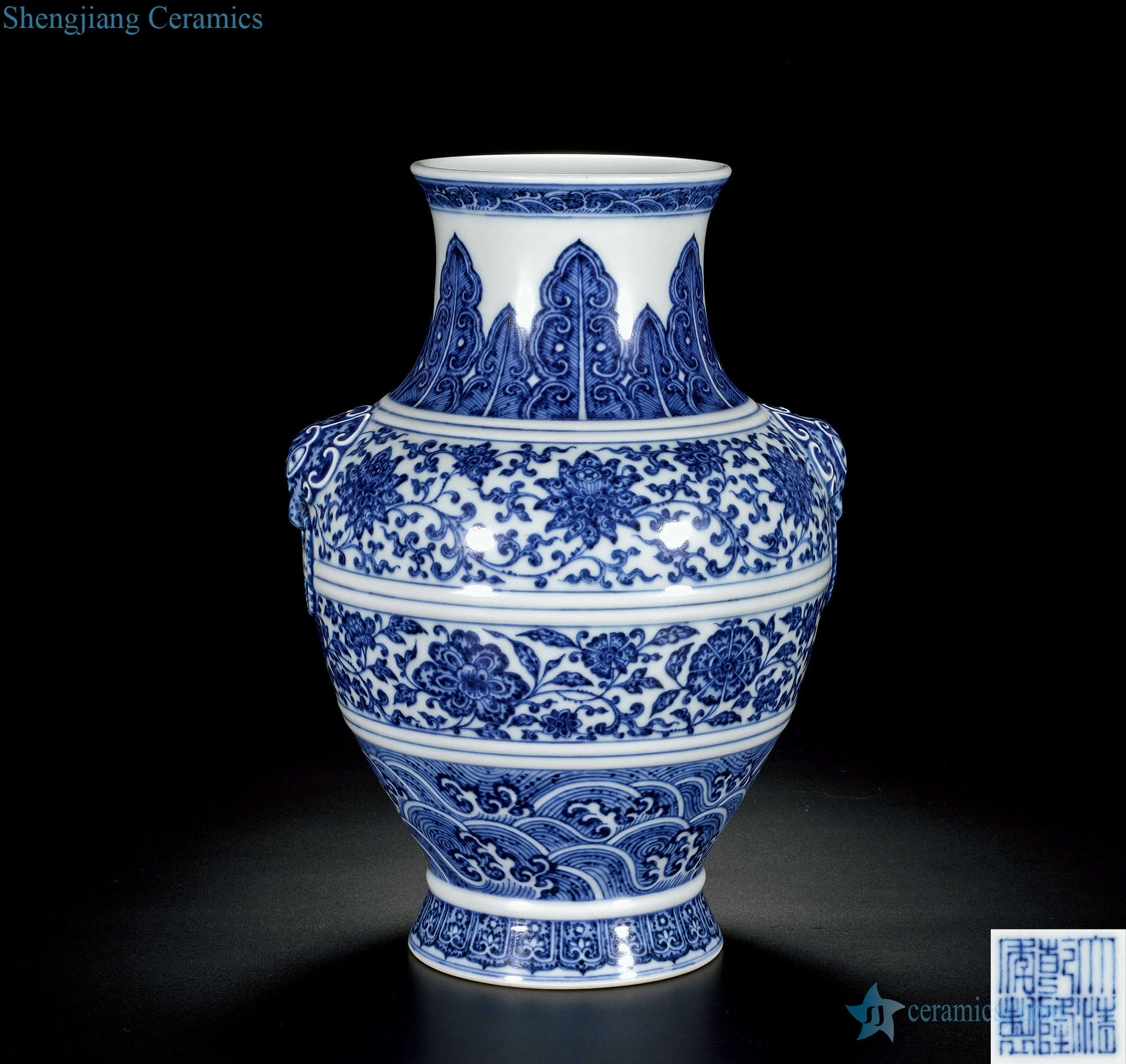 Qing qianlong Blue and white lotus flower shop first bottle