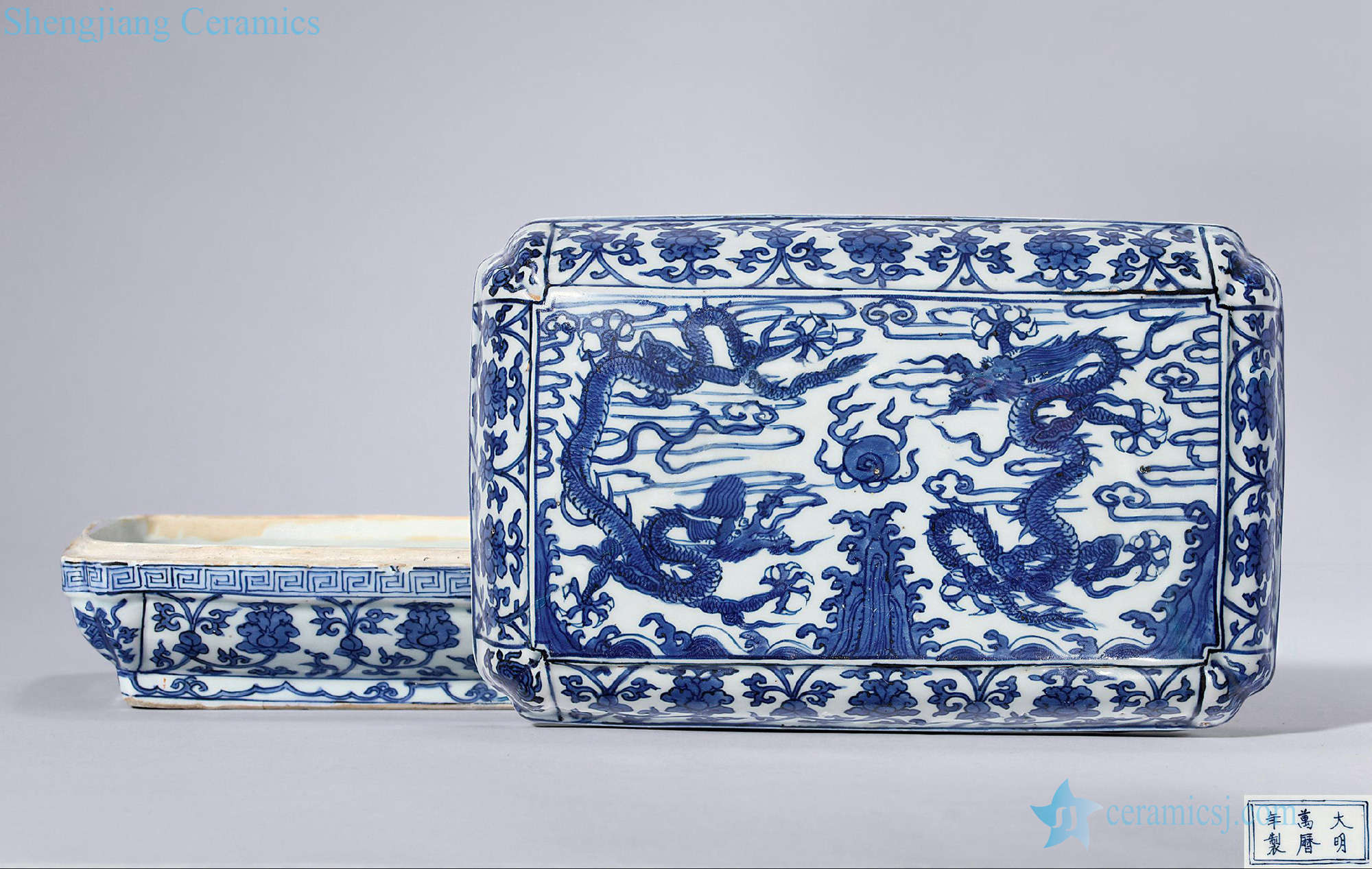 Ming wanli Blue and white ssangyong cover box