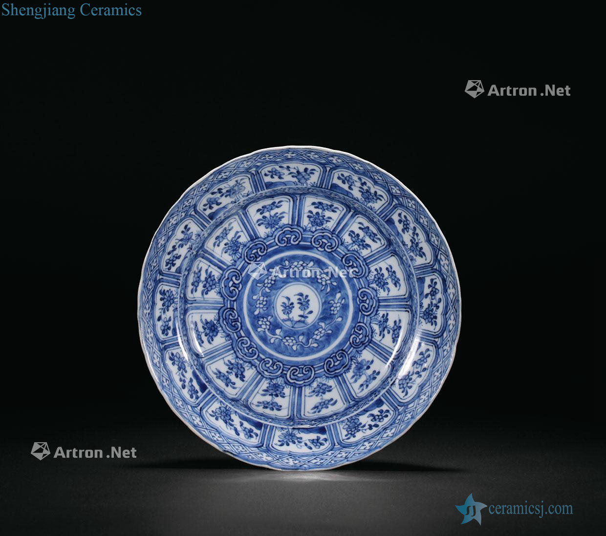 Qing dynasty blue and white flower grain medallion or disk