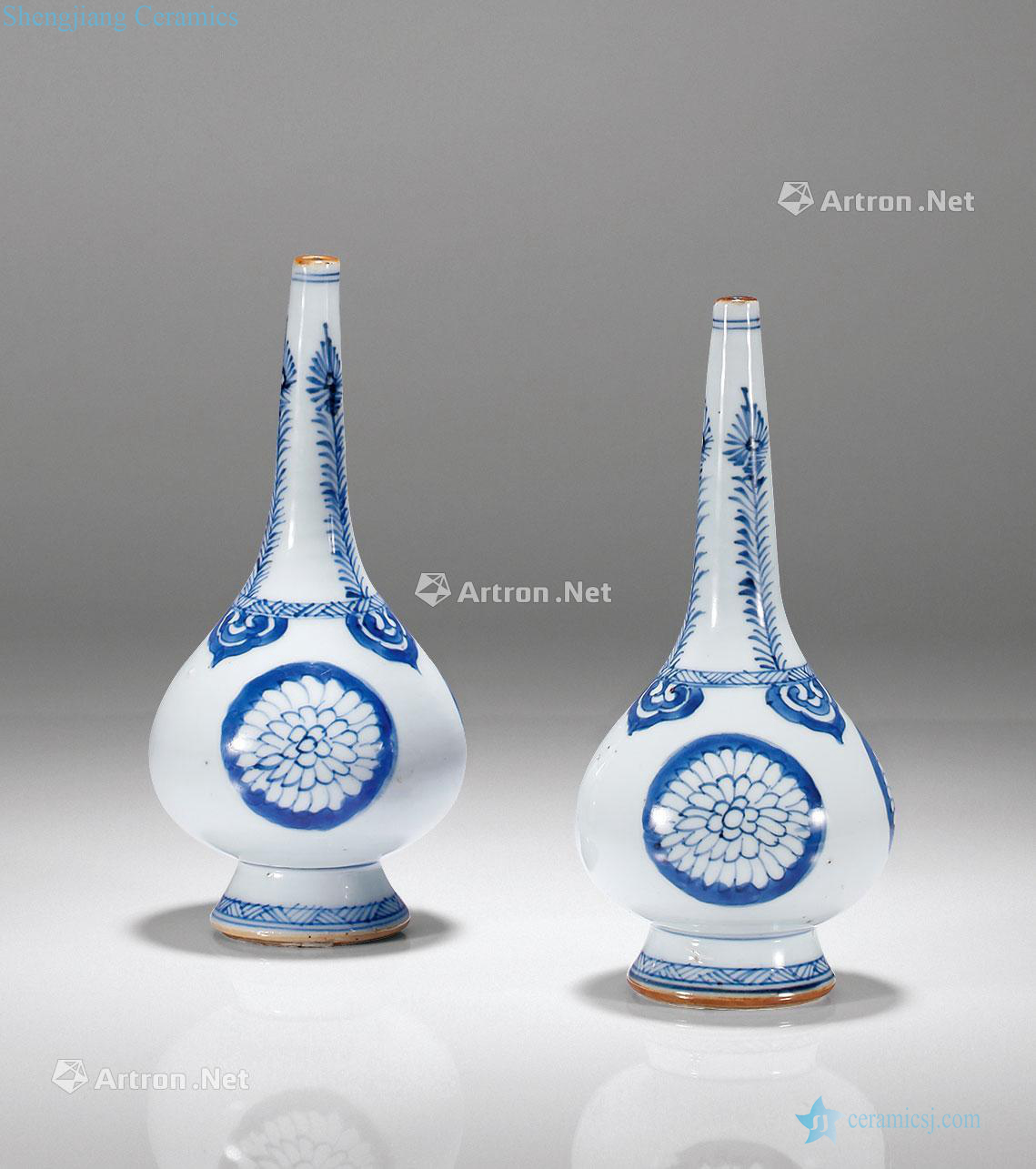 The qing emperor kangxi Blue and white chrysanthemum glutinous rice tire lines taper bottle (a)