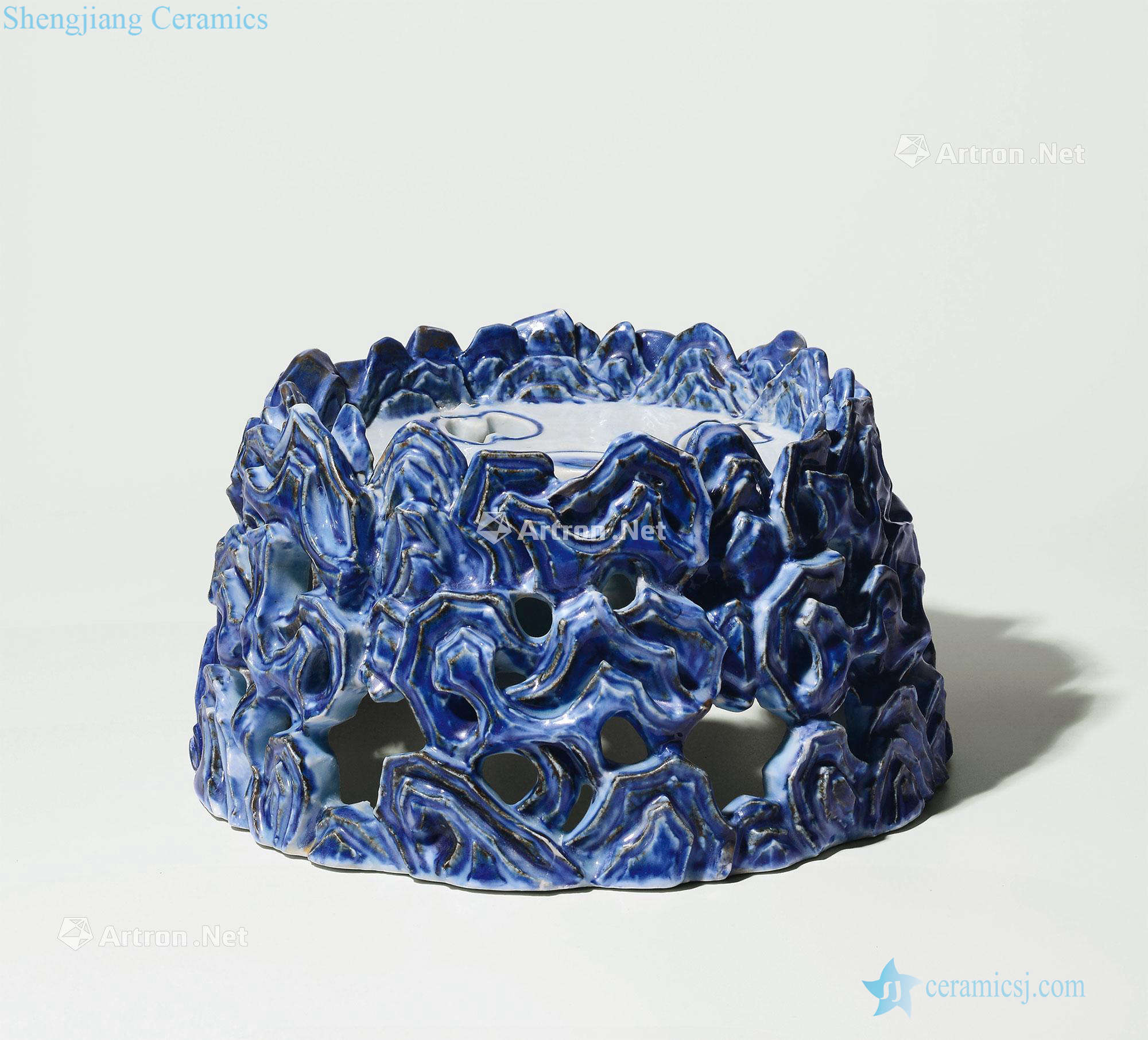 Ming xuande Blue and white high-relief "Jiang Shanyong solid" fairy terrace type device