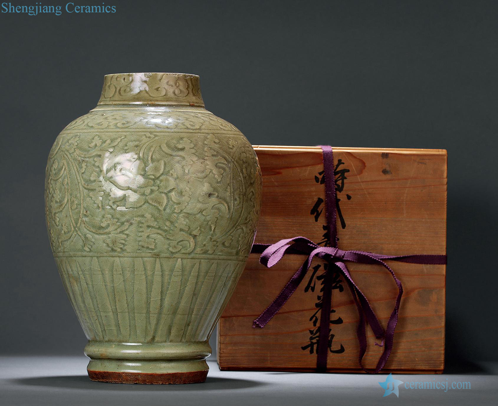 Ming Longquan celadon green vase magnetic moment