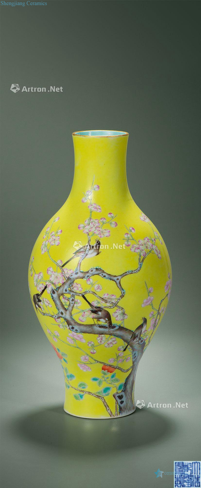 The late qing and early republic Yellow to pastel magpie on mei figure olive bottle