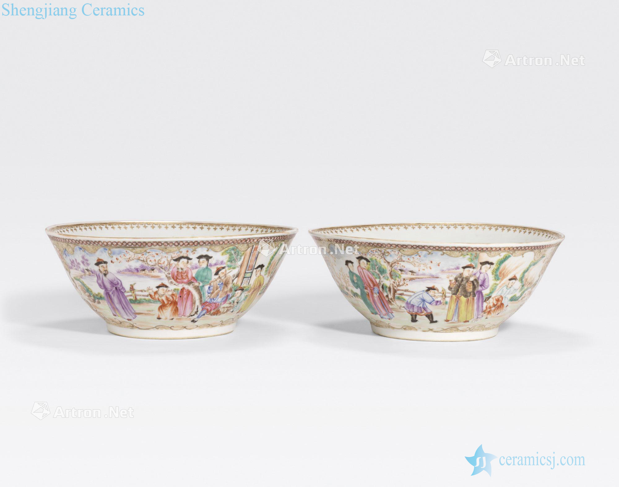 Circa 1800 A PAIR OF FAMILLE ROSE EXPORT PORCELAIN BOWLS WITH FIGURAL DECORATION
