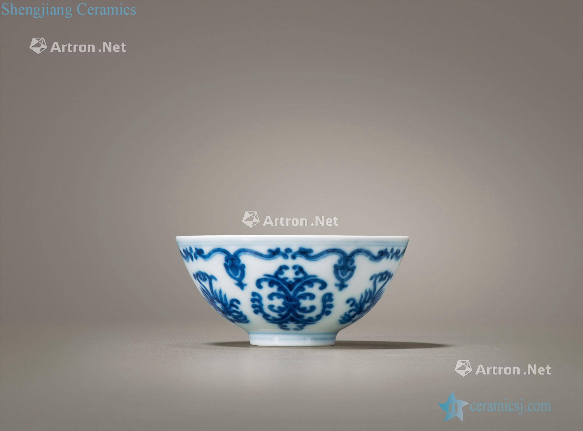 Qing yongzheng Blue and white honeysuckle grain small cup