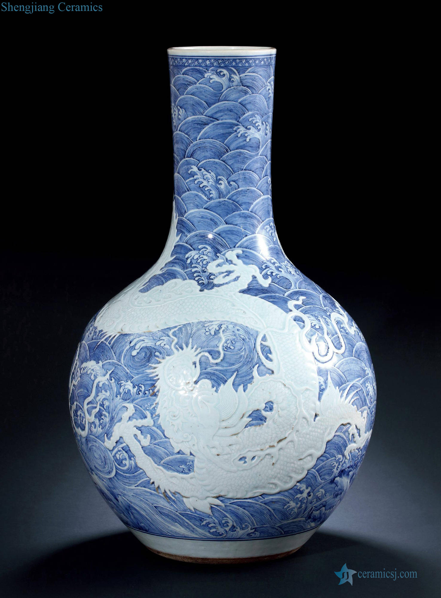 Qing yongzheng, qianlong blue against the white carved sea dragon big tree