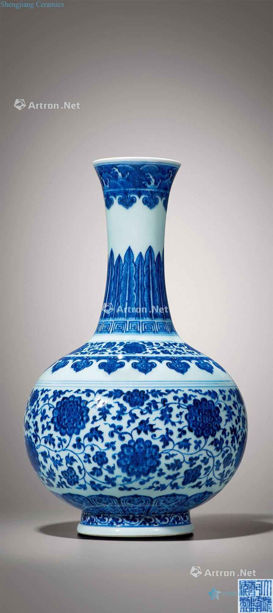 Qing qianlong Blue and white lotus flower grain CV 18 spring bottle