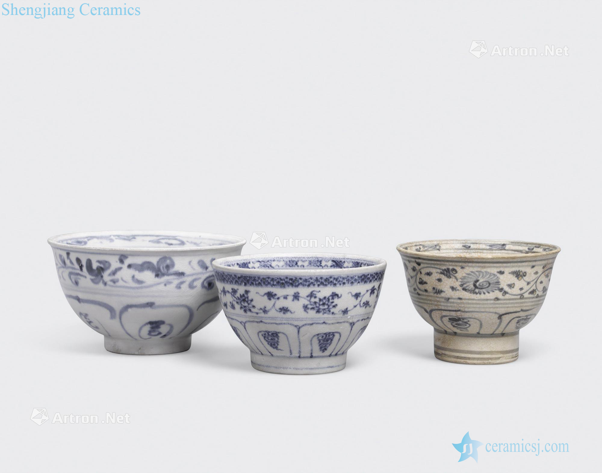 Le dynasty, 15 th - 16 th century A GROUP OF THREE BLUE AND WHITE BOWLS WITH TALL FEET