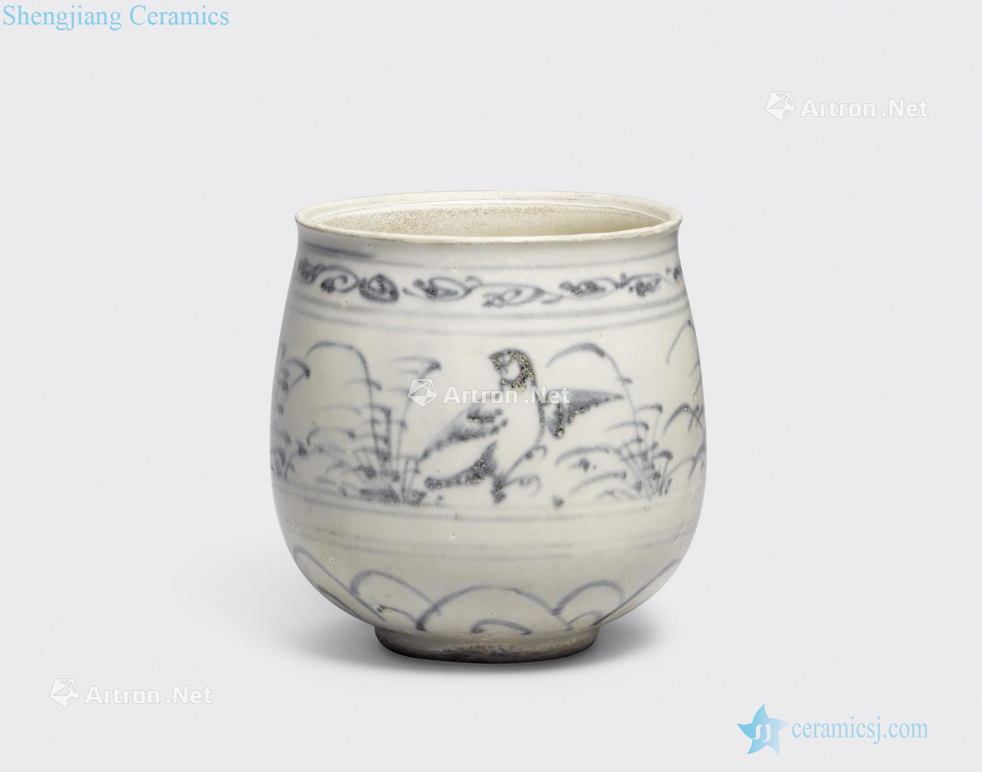 Le dynasty, 15 th/16 th century A SMALL BLUE AND WHITE BEAKER