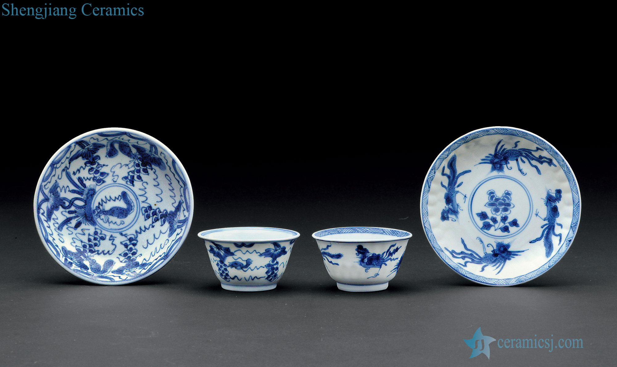 In the early qing Blue and white phoenix and squirrel grape grain cup even Joe (four pieces)