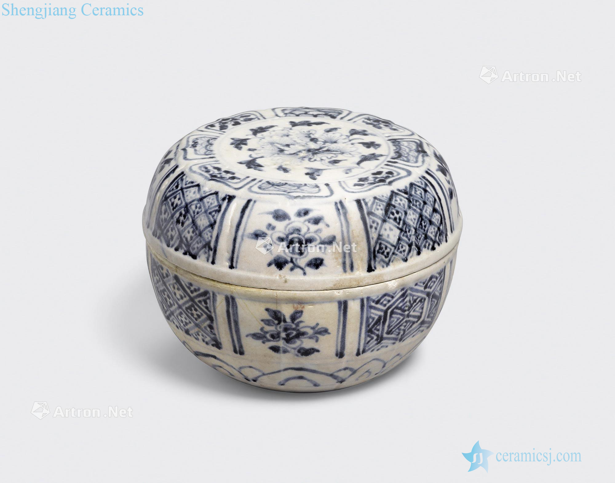 Le Dynasty, 15 th/16 th century A LARGE BLUE AND WHITE CIRCULAR BOX AND COVER