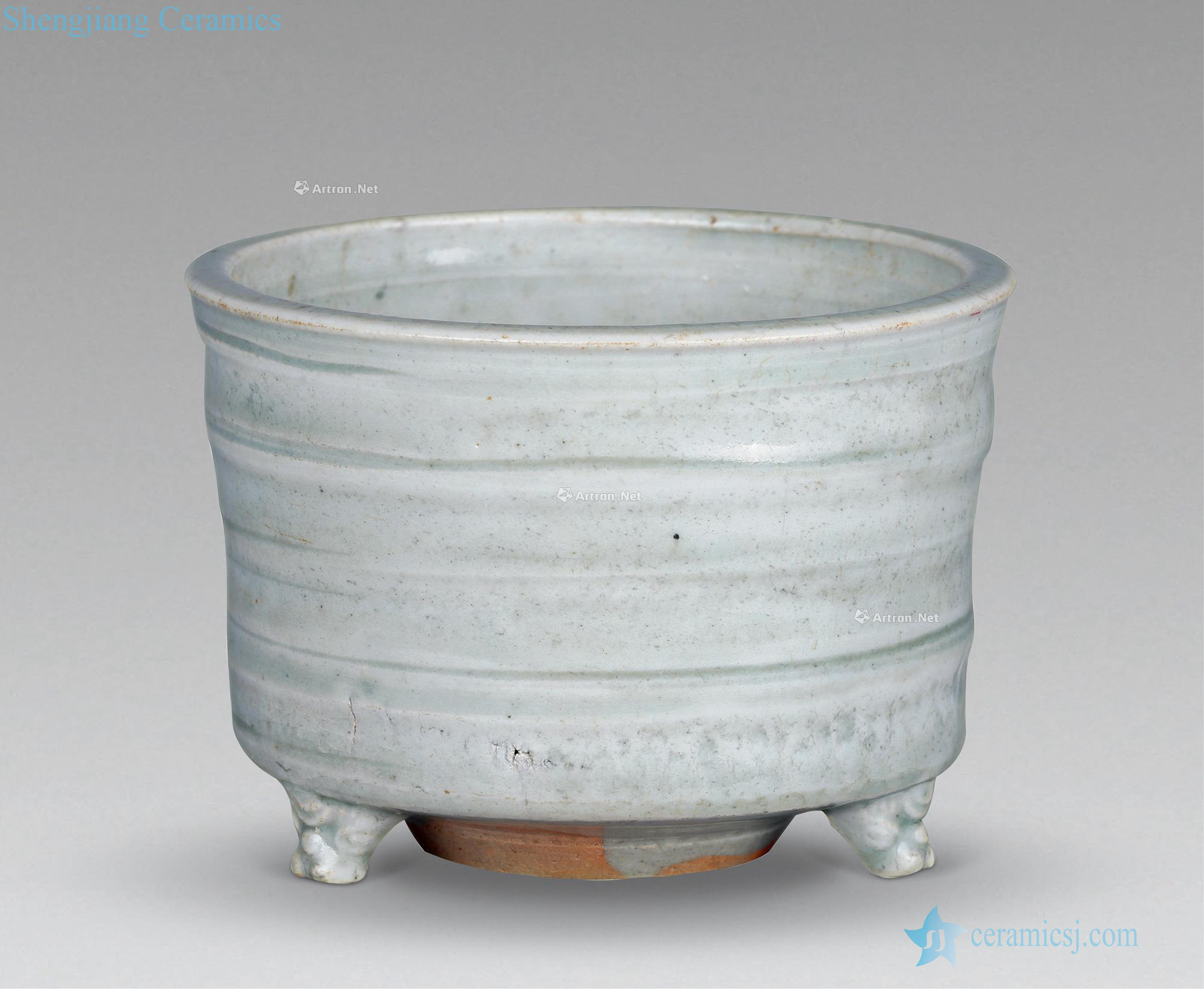 The song dynasty Longquan celadon bowstring grain three-legged furnace (a)