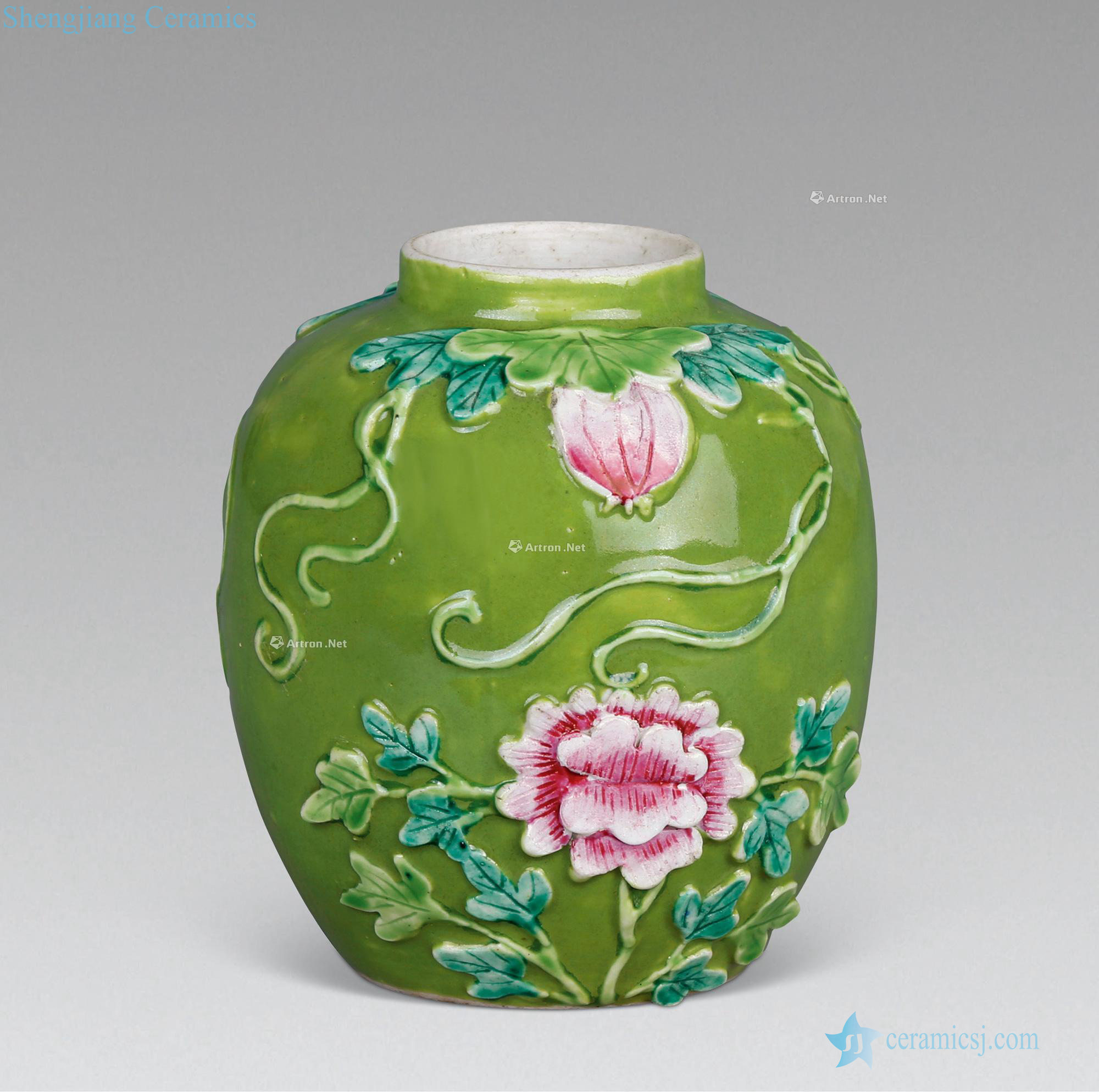 Qing qianlong green pile of porcelain enamel melon leng tank (a)