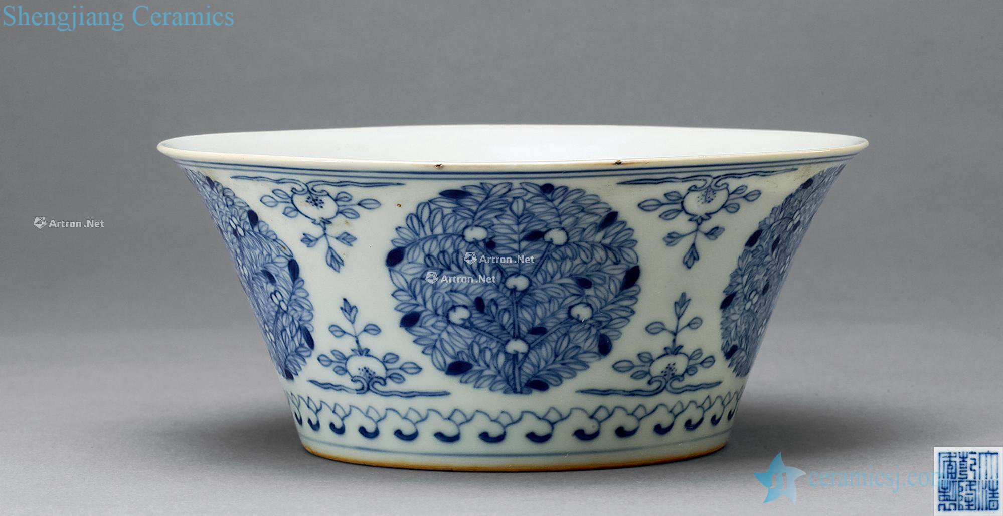 Qing qianlong Blue and white sees the horseshoe bowl