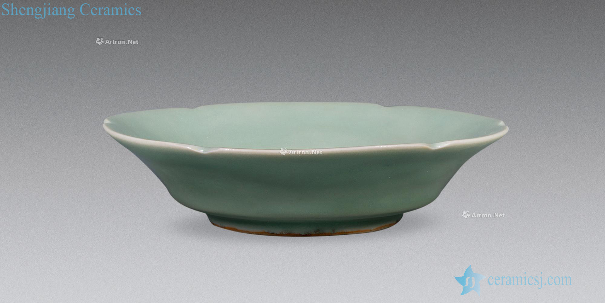 The southern song dynasty Longquan celadon flower disc
