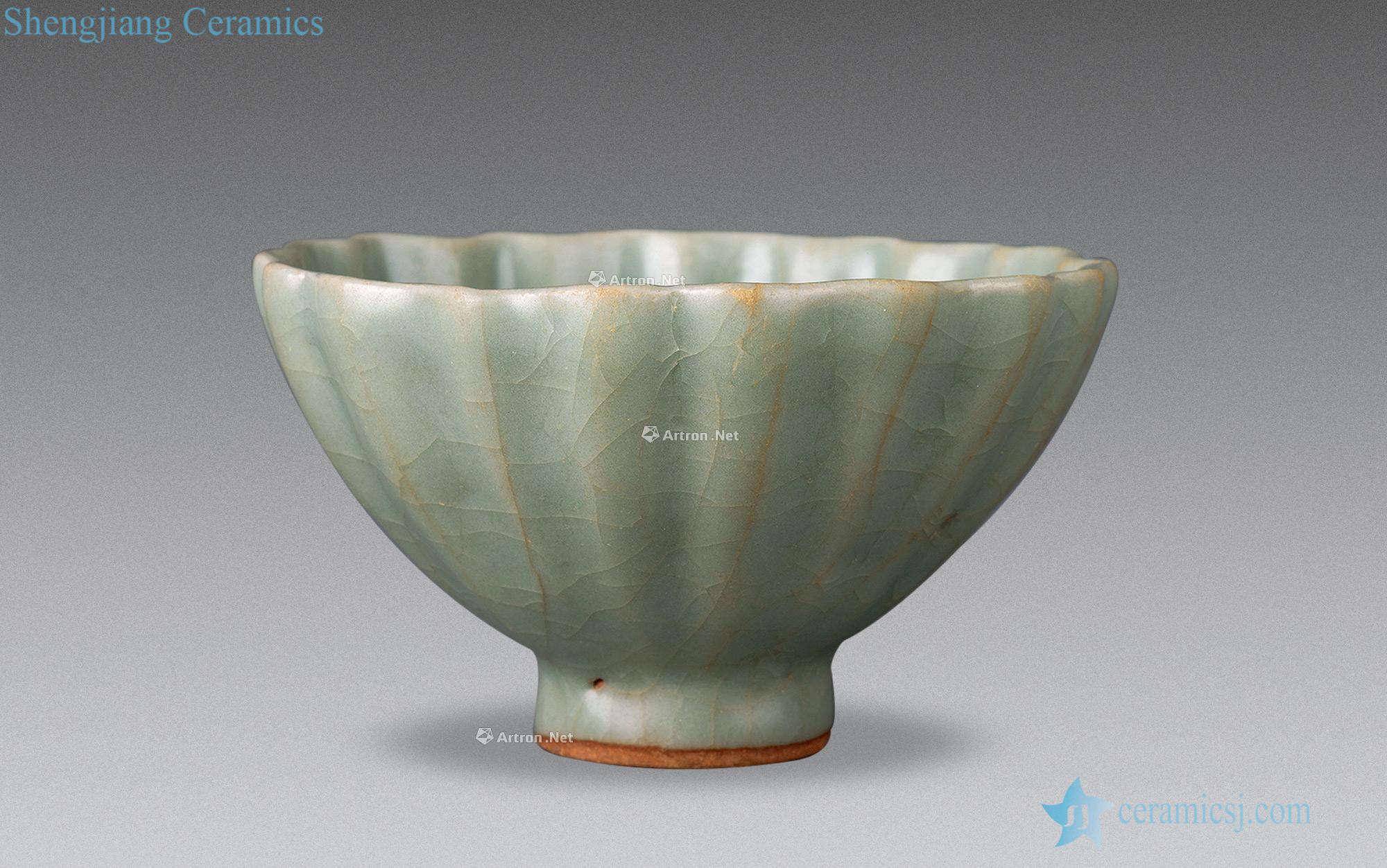 The southern song dynasty Longquan celadon flowers with light