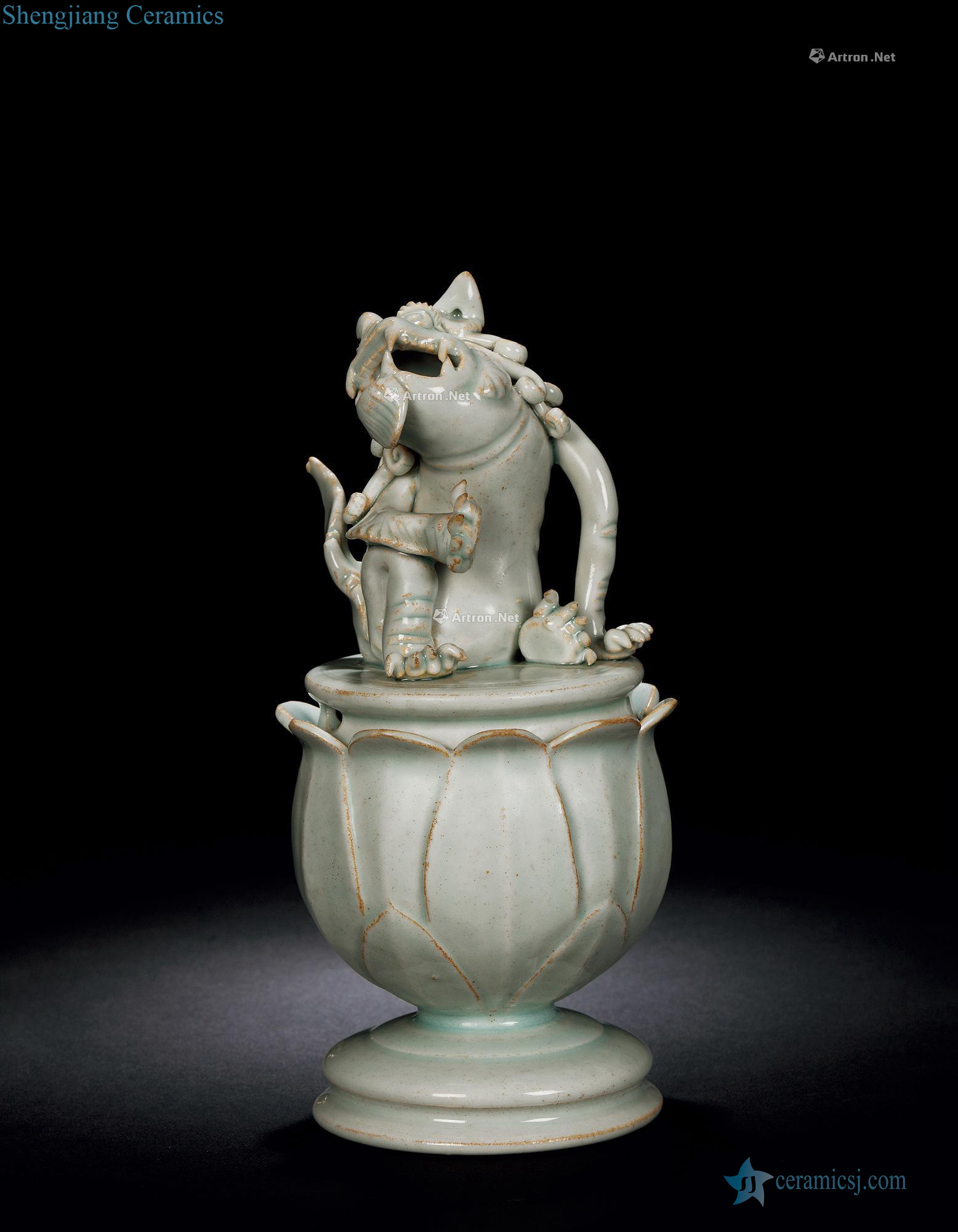 The song dynasty Green white glazed red lion lotus fuming furnace