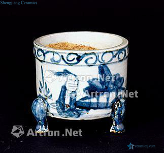 In the Ming dynasty Blue and white characters three-legged censer