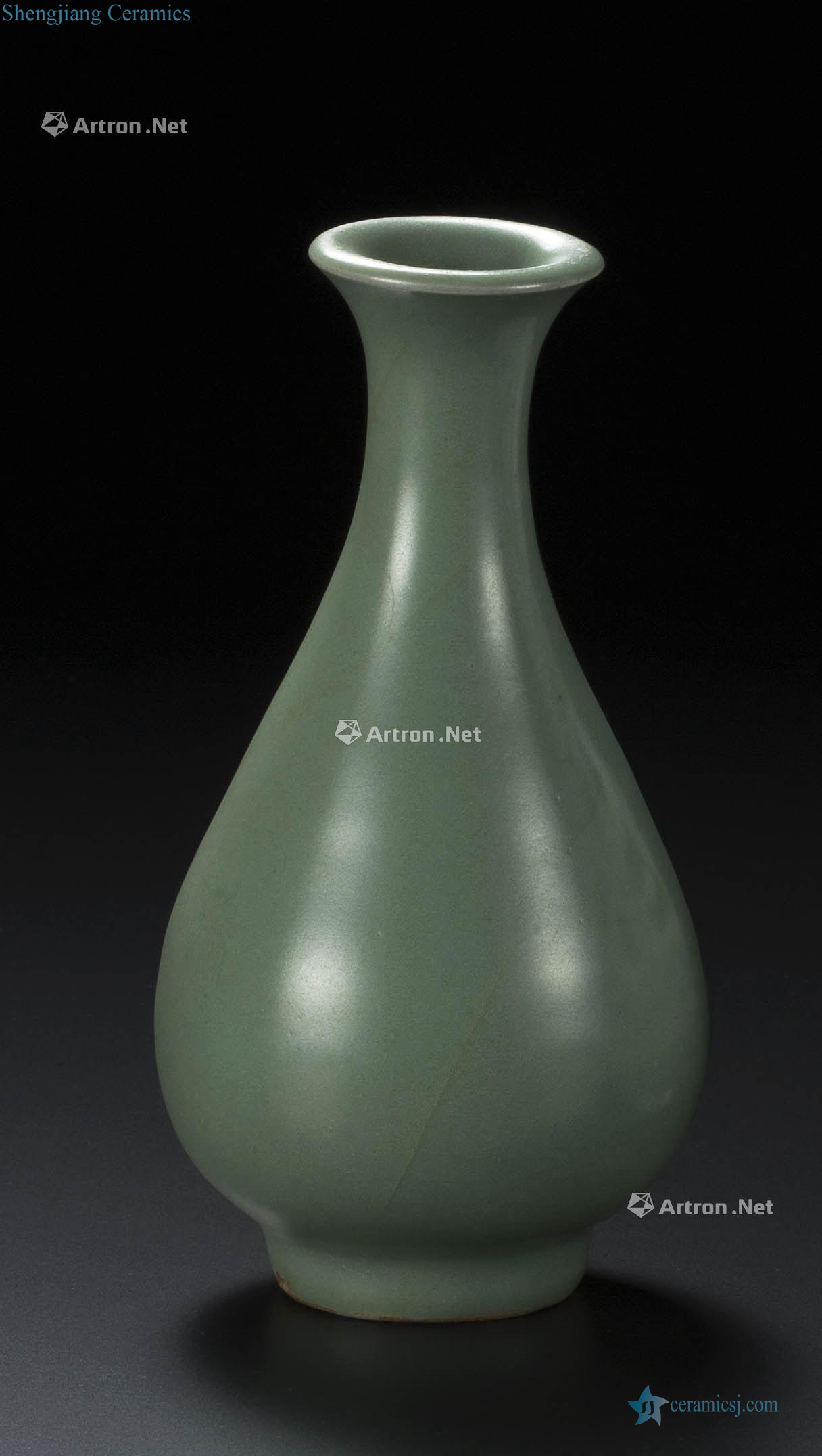 The southern song dynasty longquan celadon Small plum green glaze okho spring bottle