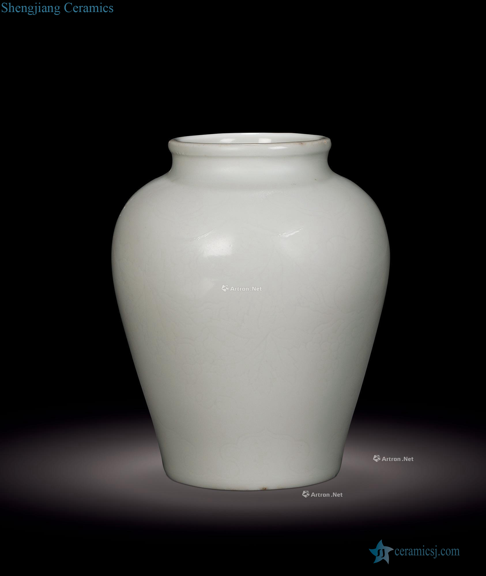 Ming xuande White glazed dark carved flower grain tank