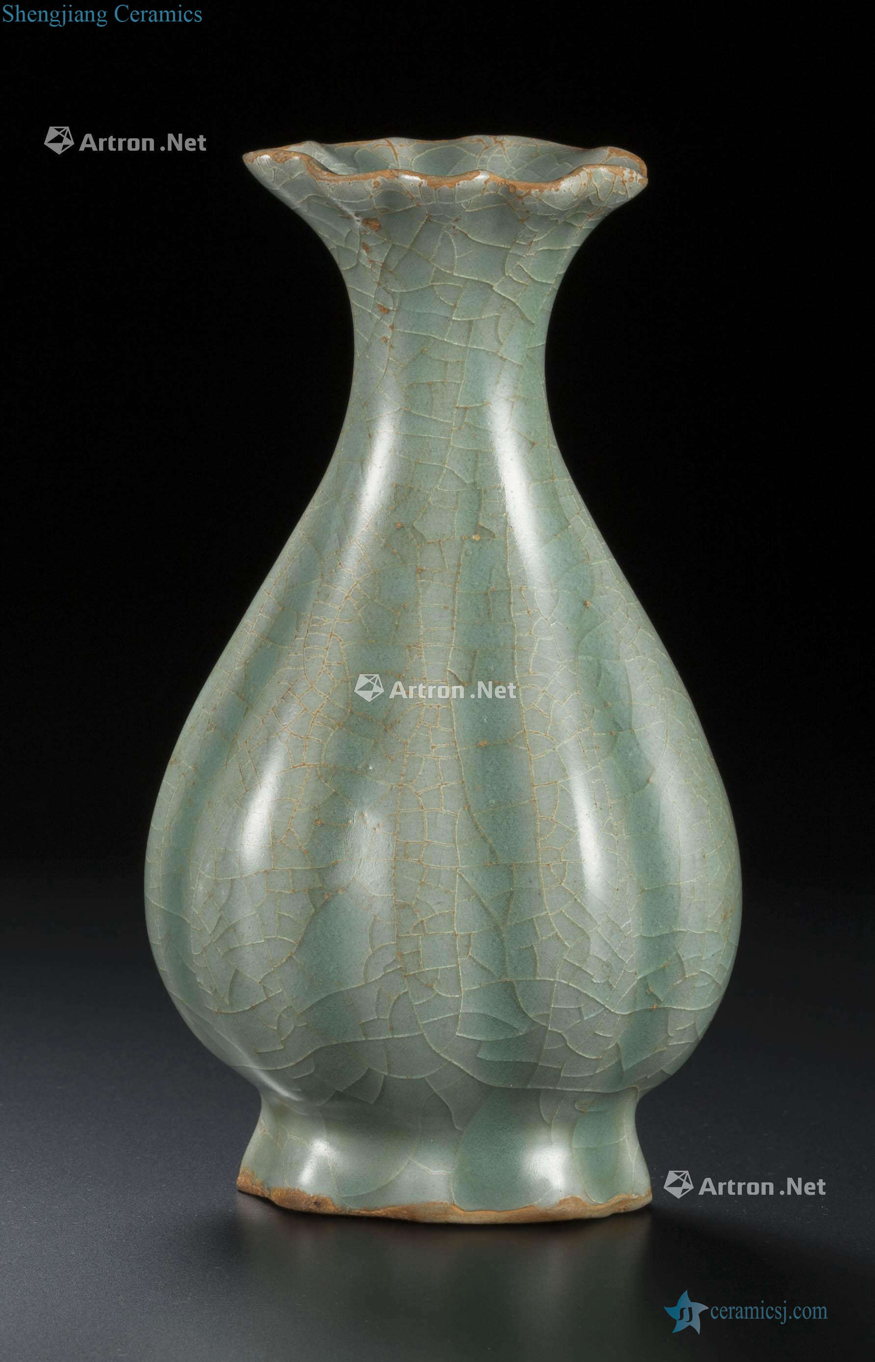 The southern song dynasty longquan celadon powder blue glaze haitang melon leng bottle
