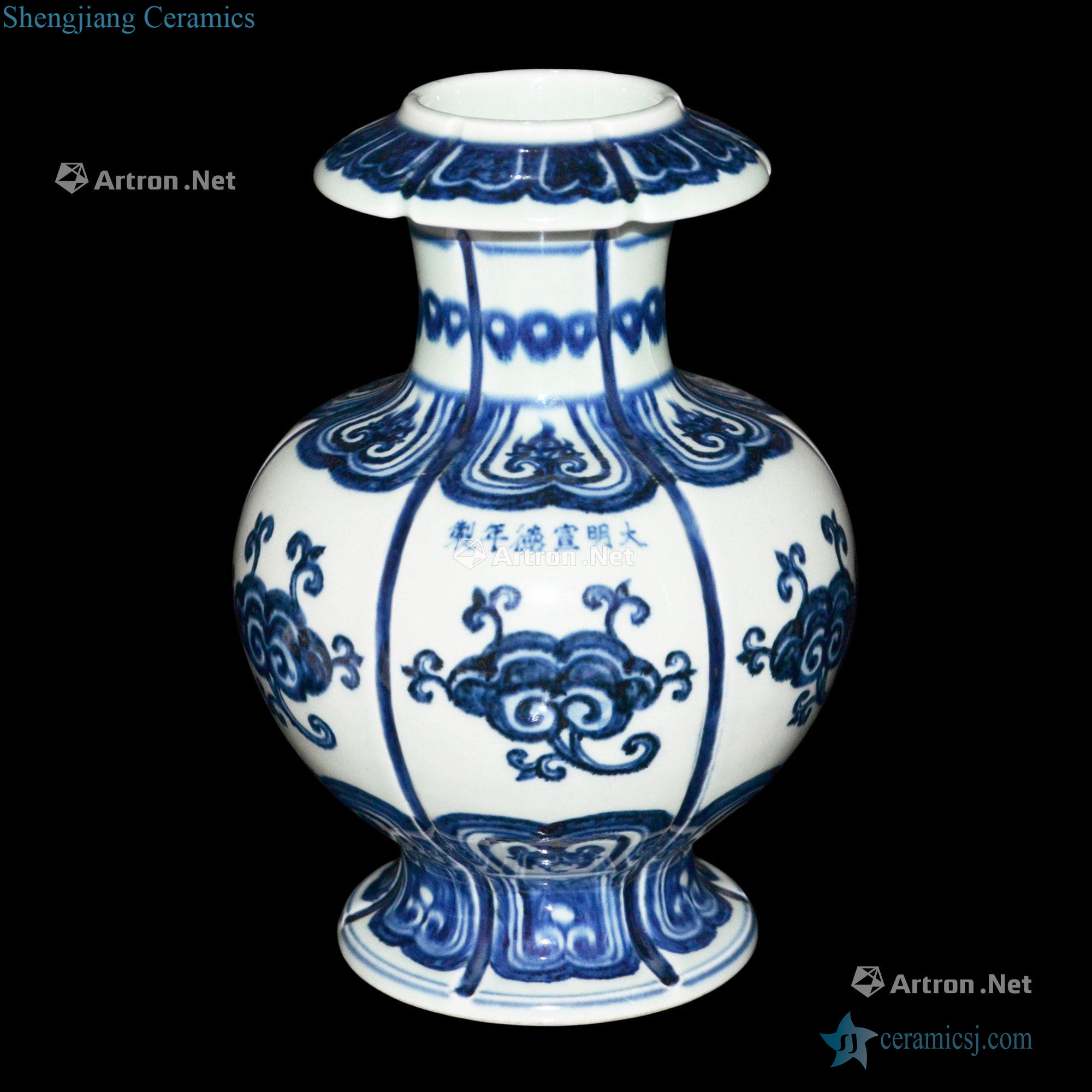 Blue and white ruyi pomegranate six arrises kwai Ming xuande behind the bottle mouth