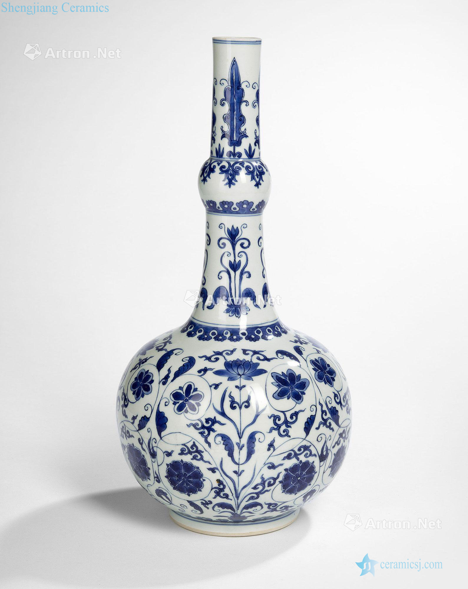 China's transition period/1630-1650 years or so Elegant blue and white flower grain volume branches under the glaze bottle