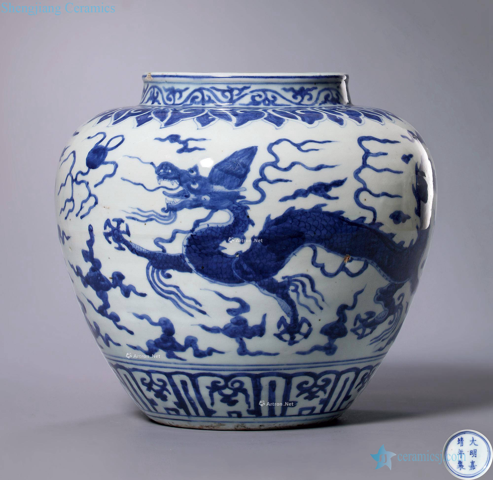 Ming jiajing Blue and white dragon playing pearl grain tank