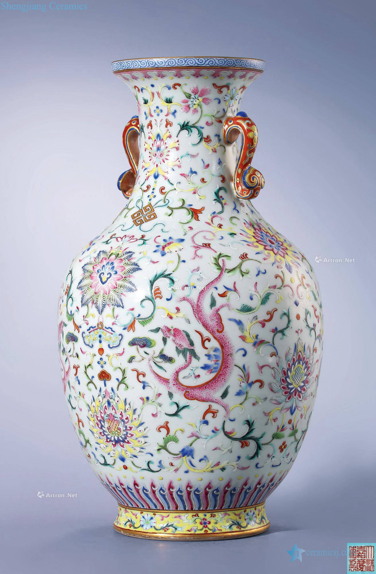 Qing jiaqing enamel vase with a dragon lotus pattern flexibly