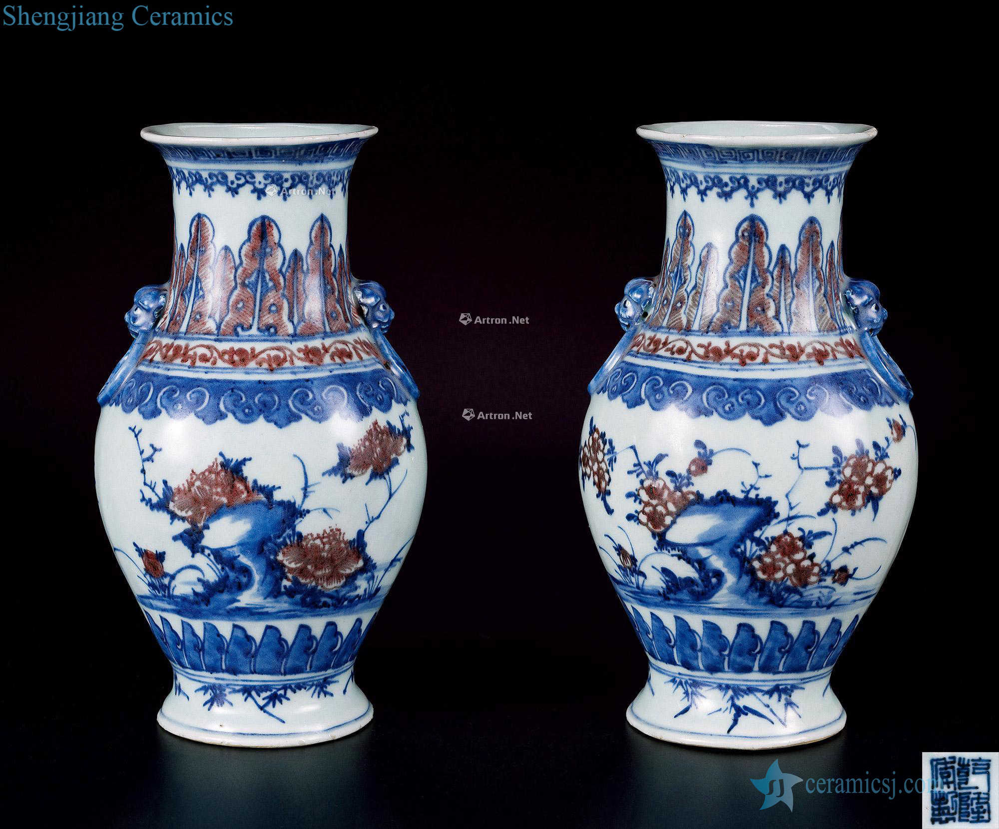 Qing qianlong Blue and white bottle youligong flower grain beast ear (a)