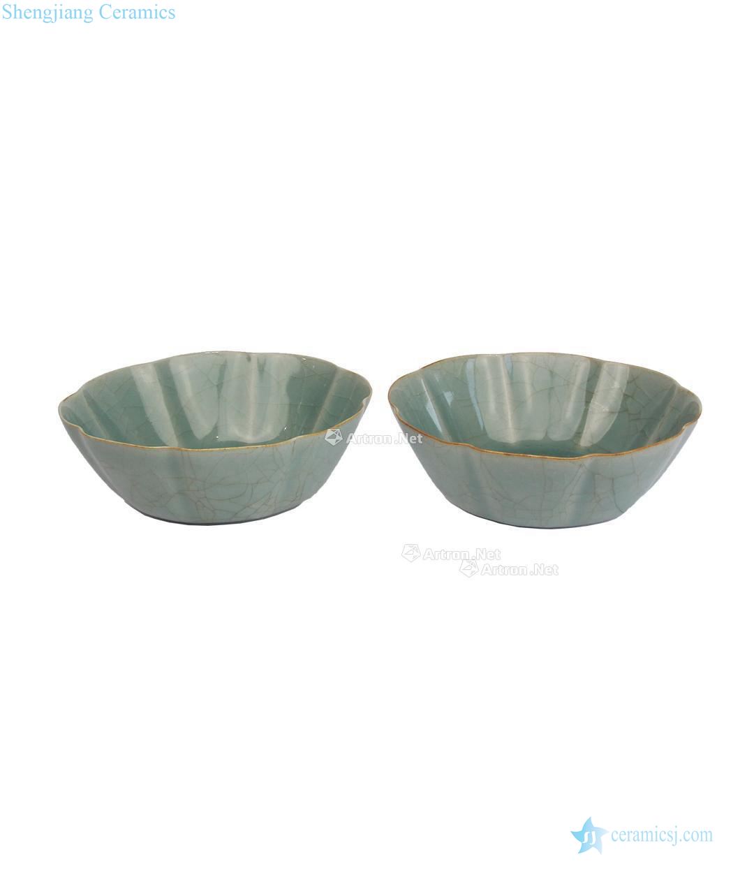 The southern song dynasty Longquan imitation officer flower bowl