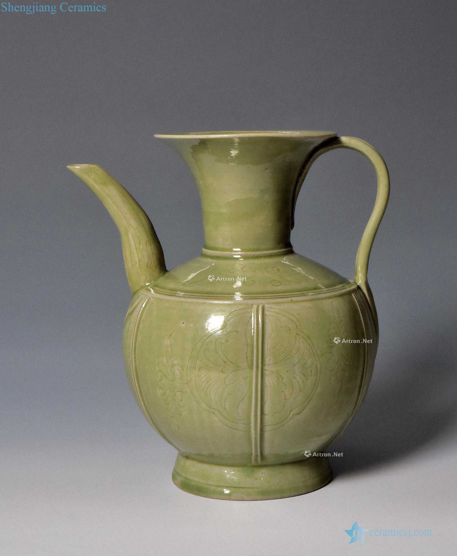In the northern song dynasty kiln green glaze hand-cut ewer