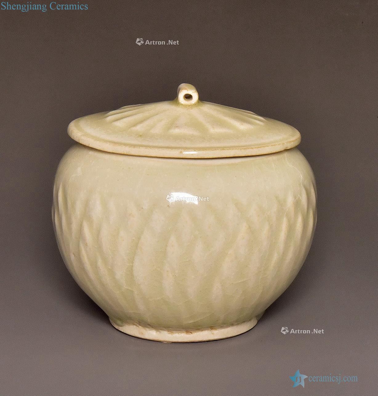 The southern song dynasty Left kiln green white glaze cover tank