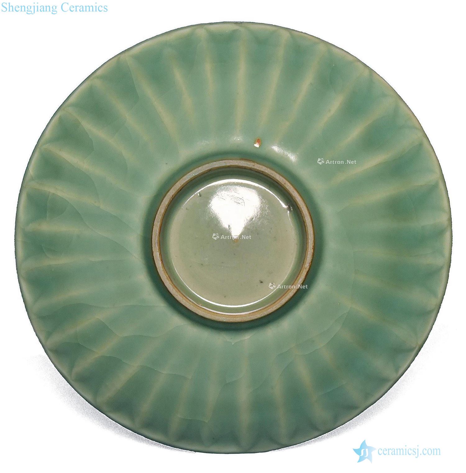 The southern song dynasty Longquan celadon plum green glaze carved lotus valve tray