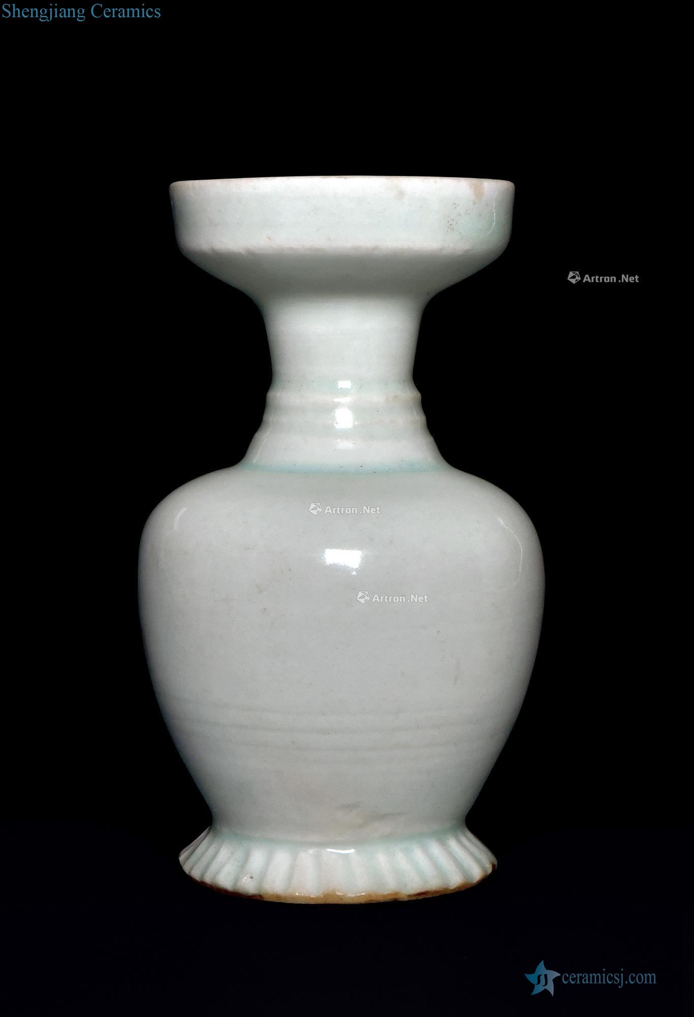 The southern song dynasty blue white glazed dish small bottle