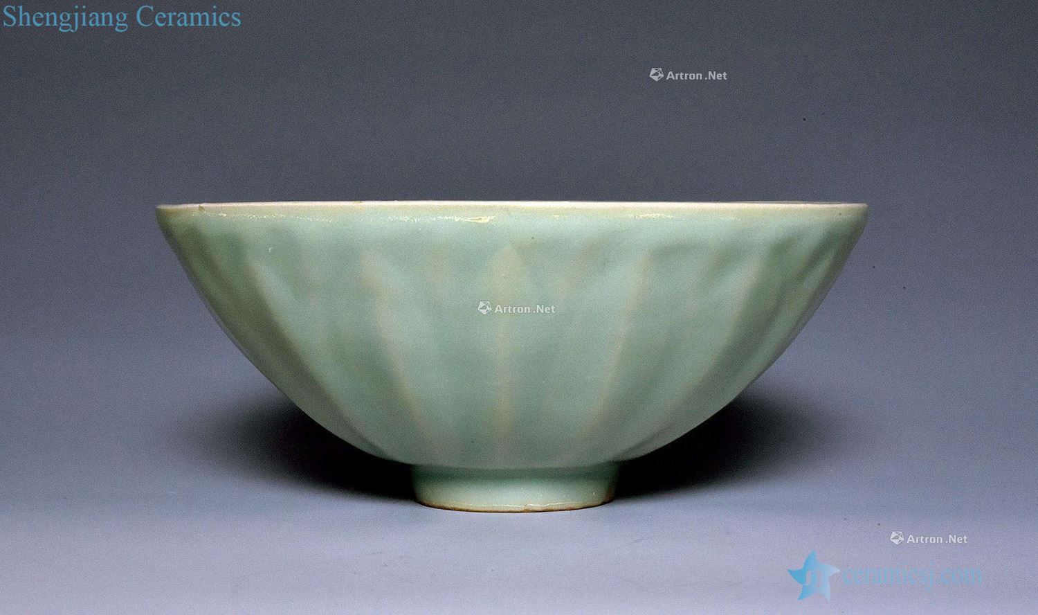 The southern song dynasty Longquan celadon lotus-shaped bowl powder blue glaze