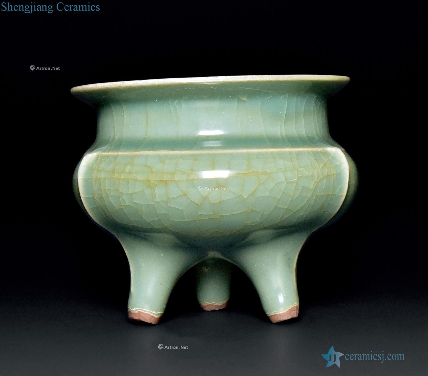 The southern song dynasty Longquan celadon plum green glaze by furnace