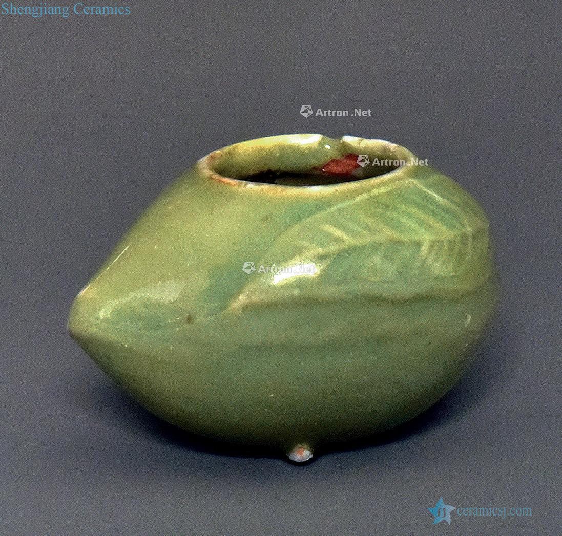 The southern song dynasty Longquan celadon glaze bird feed tank