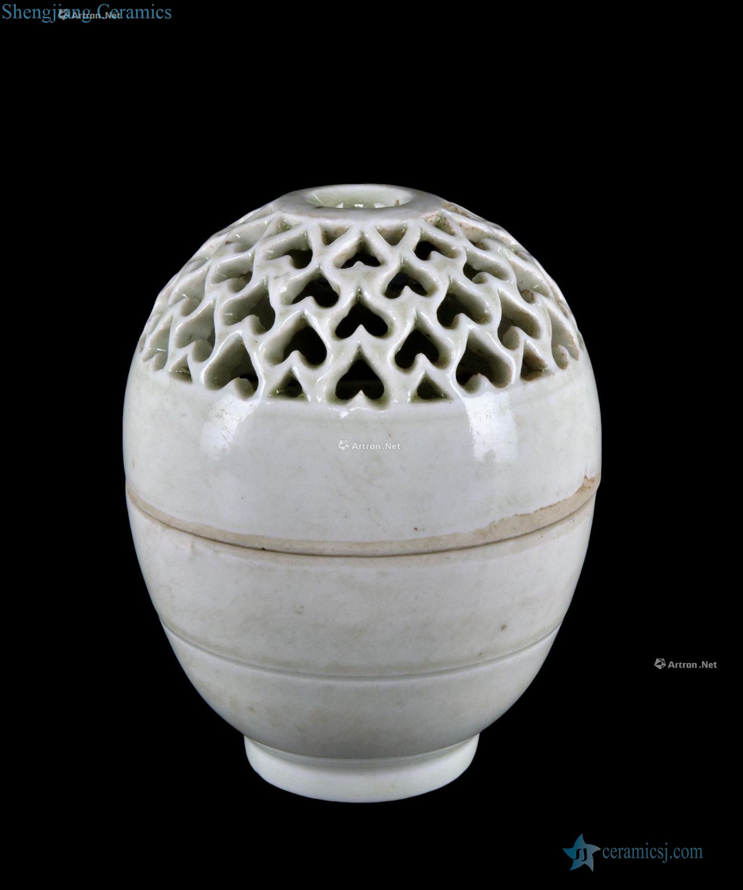 The southern song dynasty Left kiln green white glazed hollow out cover