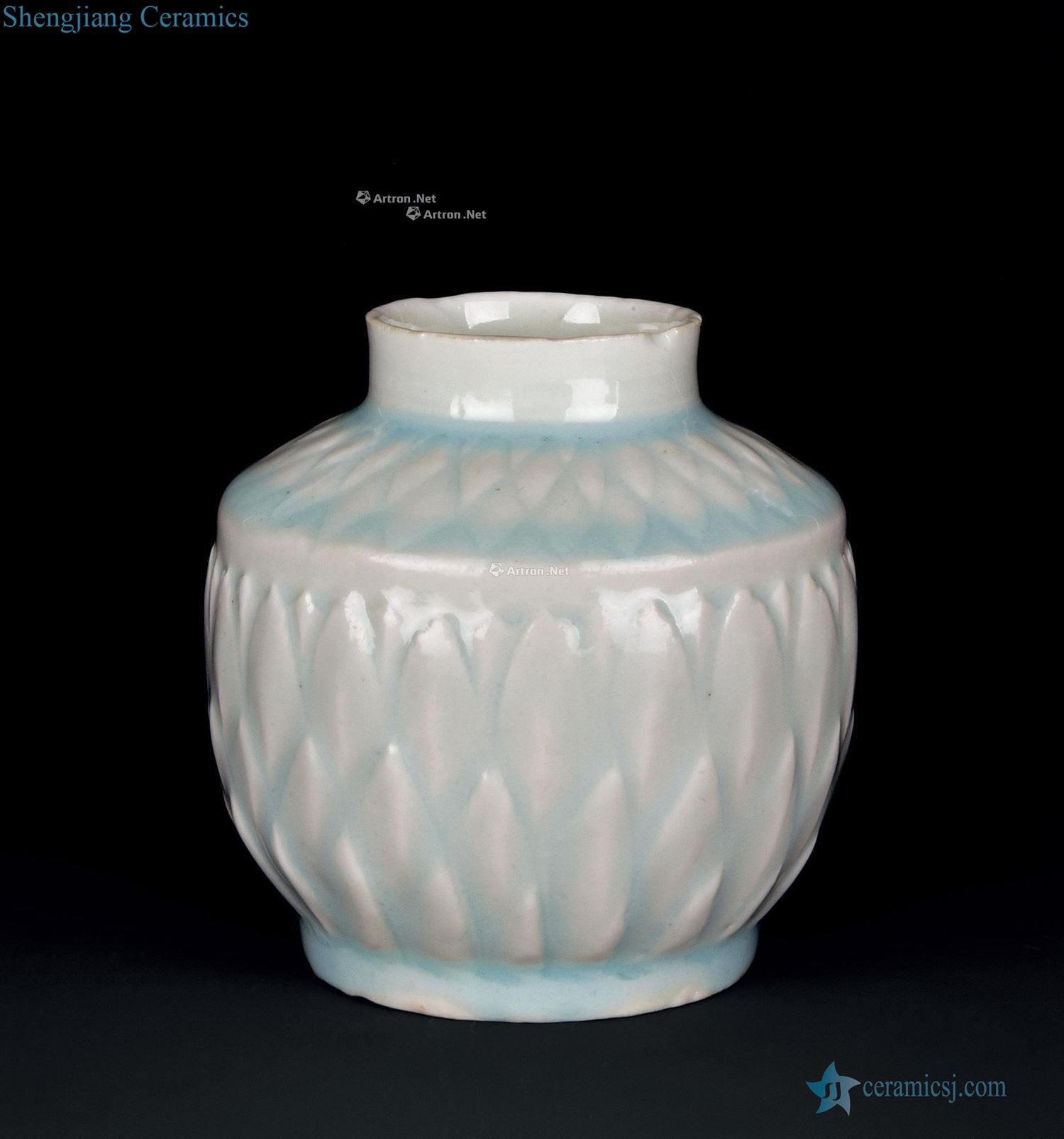 The southern song dynasty Left kiln carved lotus-shaped grain canister