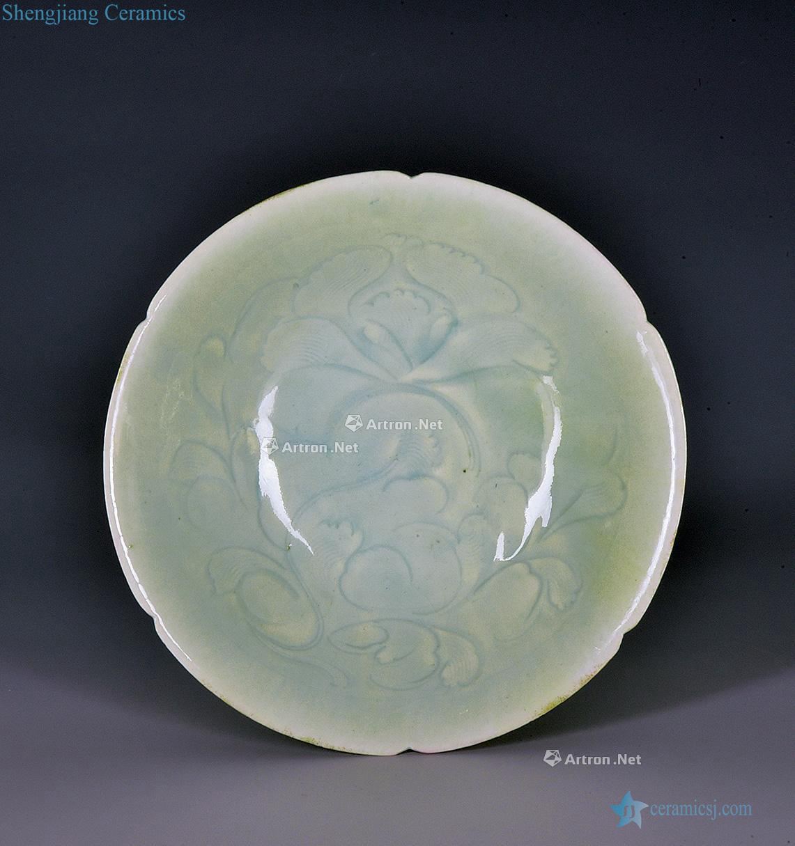 The southern song dynasty Left kiln green white glazed carved kwai mouth bowl